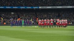 Minuto de silencio por el ertzaina fallecido en los incidentes previos al partido de Europa League entre el Athletic de Bilbao y el Spartak de Moscú.