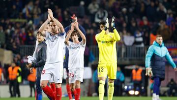 Los jugadores del Sevilla agradecen el apoyo de los suyos ante el Barcelona.