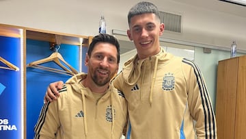 Alber Castelau, portero de la cantera del Real Madrid, junto a Leo Messi en un stage con Argentina.