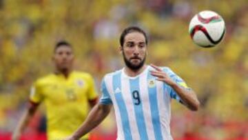 Higua&iacute;n trata de controlar el esf&eacute;rico. 