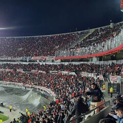 La batalla de cánticos en Buenos Aires: el descenso y el Mundial