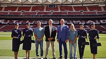 Miguel Ángel Gil Marín, Tony Douglas, Azpilicueta y Gio en la presentación del acuerdo.