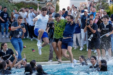 Carlos Alcaraz, secundado por Juan Carlos Ferrero (entrenador) y Juanjo Moreno (fisio), cumplió con la tradición de zambullirse en la piscina del Real Club de Tenis Barcelona para festejar el triunfo. Todo el equipo de recogepelotas le esperaba ya en el agua. Por segundo año consecutivo, Carlitos pudo disfrutar del chapuzón.