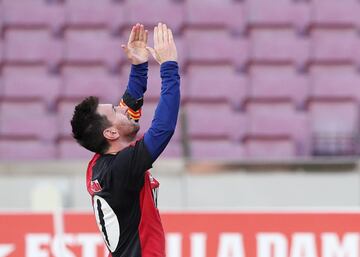 El delantero argentino del Fútbol Club Barcelona homenajeó a Diego Armando Maradona en el cuarto gol del club catalán con la camiseta de Newell's. Elástica que vistió el '10'.