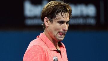 David Ferrer of Spain walks off the court following his defeat against Australia's Jordan Thompson in the men's round second at the Brisbane International tennis tournament in Brisbane on January 4, 2017. / AFP PHOTO / SAEED KHAN / IMAGE RESTRICTED TO EDITORIAL USE - STRICTLY NO COMMERCIAL USE