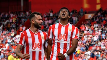 Lozano, celebrando su gol al Villarreal junto a Baptistao.