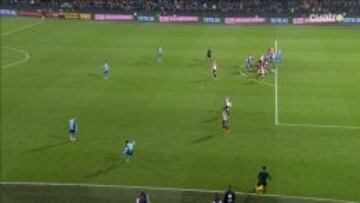 El árbitro anuló por fuera de juego un gol legal de Mbia