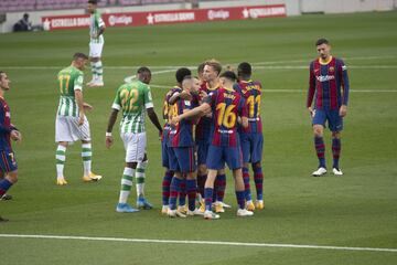 Los jugadores del Barcelona celebrando el gol de Dembélé