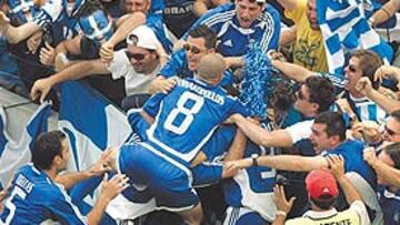 <b>GOLPE DE MANO</b>. Los griegos hacen una piña en torno a Karagounis, que marcó el primer gol y se fue a celebrarlo al fondo con sus aficionados.
