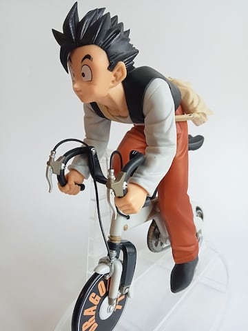 Figura de Gohan en bicicleta por Banpresto