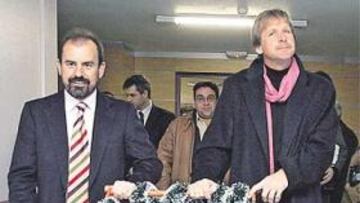 <b>SOLIDARIDAD. </b>Torres y Schuster con los regalos que ayer repartieron en un hospital.