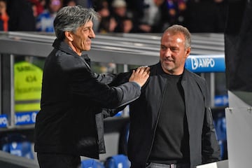 Saludo entre Imanol Alguacil y Hansi Flick, entrenadores de la Real Sociedad y Barcelona respectivametne.