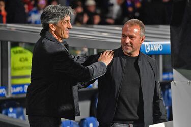 Saludo entre Imanol Alguacil y Hansi Flick, entrenadores de la Real Sociedad y Barcelona respectivametne.