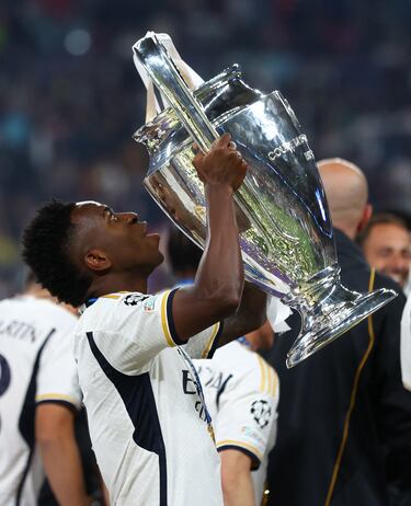 Vinicius levanta el trofeo.