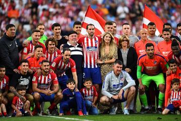Godín rodeado de su familia y de todos los amigos que deja en el Atlético de Madrid. 