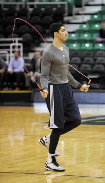 Enes Kanter, calentando.