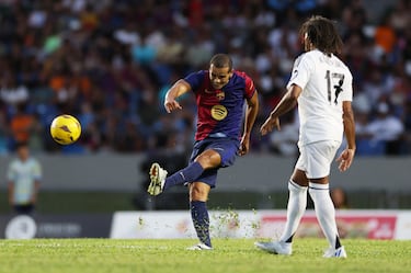 Rivaldo durante el Clásico de Leyendas en Puerto Rico entre Real Madrid y Barcelona en el Estadio Juan Ramón Loubriel​ en Bayamón.