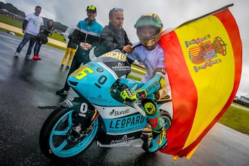 En Australia y cuando aún restaban dos carreras del Mundial, Joan Mir se proclama campeón de Moto3 tras una carrera sobre agua y suspendida a siete vueltas del final. 