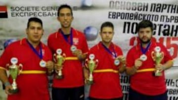 Javier Caballero, Alejandro Carde&ntilde;as, V&iacute;ctor Garc&iacute;a y Jos&eacute; Luis Guasch posan con la medalla de bronce. 