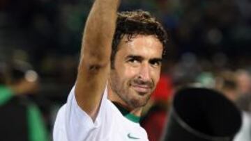 Raúl saluda a la afición en su despedida.