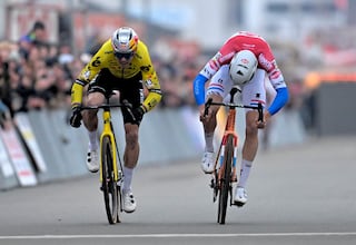 Sin Van der Poel, la locura: Del Grosso supera a Van Aert al esprint