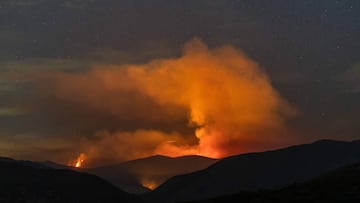 Como si fuera poco con la pandemia del coronavirus, el sábado se registró un tornado de fuego cerca de un incendio en el estado de California.