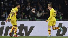 Frenkie de Jong celebra su gol en N&aacute;poles con Aubameyang.