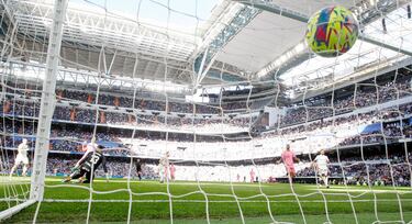 Marco Asensio anota el gol 3-1 con un buen disparo que mandó al fondo de la red.