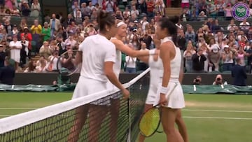 Sara Sorribes y Marie Bouzkova saludan a Hsieh y a Strycova en Wimbledon.