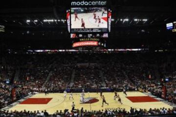 Espectacular ambiente en el Moda Center de Portland para el primer partido en Oregon de LeBron James en su nueva etapa con los Cavs. El Rey falló, los Blazers no.