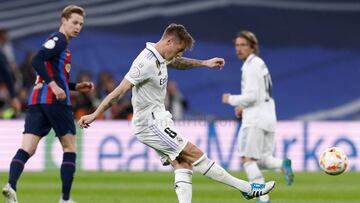 Toni Kroos enfrentando al Barcelona.