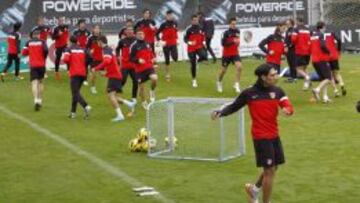 LISTO. Falcao regresó en este lujoso jet. Viajó desde Estados Unidos, donde había jugado con Colombia. Se incorporó a la sesión cinco minutos más tarde que sus compañeros.