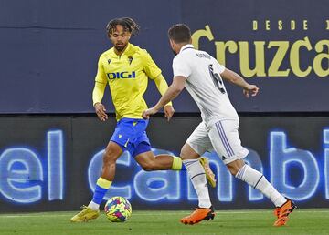 Theo Bongonda avanza con el balón ante la atenta mirada de Nacho Fernández.