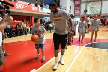 Irving, durante un acto de NBA Cares con niños brasileños.