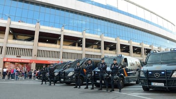 Agentes de Policía antes de un partido en el Vicente Calderón.
