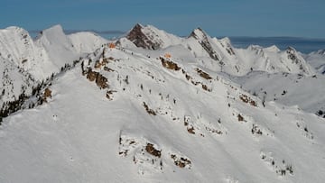 La monta&ntilde;a Open Faces de Kickin Horse, Canad&aacute;, cubierta de nieve. 