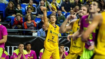 Tim Abromaitis lanza ante el Mega Leks.