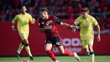 MIRANDA DE EBRO (BURGOS), 25/05/25.- Jornada 41 de LaLiga Hypermotion disputada hoy domingo 25 de mayo de 2025 en Miranda de Ebro entre el Club Deportivo Mirandés y la Unión Deportiva Almería. El Mirandés podría asegurar un poco más su ascenso directo a la división de élite del fútbol español, mientras que el Almería continua en su lucha por el playoff. EFE/David Pérez