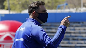 Futbol, Universidad Catlica vs Universidad de Chile.
Dcimotercera fecha, campeonato nacional 2020.
El entrenador de Universidad de Chile Hernn Caputto da instrucciones a sus jugadores antes del partido de primera division disputado contra Universidad Catolica en el Estadio San Carlos de Apoquindo de Santiago, Chile.
04/10/2020
Marcelo Hernandez/Photosport
Football, Universidad Catlica vs Universidad de Chile.
13th date, 2020 National Championship.
Universidad de Chile`s manager Hernn Caputto instructs his players before the first division football match played against Universidad Catolica at the San Carlos de Apoquindo stadium in Santiago, Chile.
04/10/2020
Marcelo Hernandez/Photosport