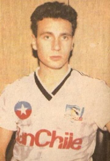 El argentino jugó en 24 oportunidades el clásico entre Colo Colo y la UC. 22 veces lo hizo defendiendo a los albos.