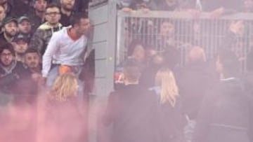 Hamsik junto al ultra durante la final de Coppa.