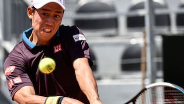 Kei Nishikori devuelve una bola durante su partido ante Fabio Fogninien la primera ronda del Masters 1.000 de Roma en el Foro Italico de Roma.