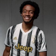 Cuadrado y Davinson estrenan indumentaria para 2020/2021