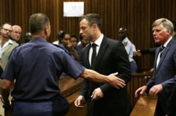 Oscar Pistorius fue condenado a cinco años de cárcel por el asesinato de su novia.