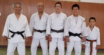 La familia de Ai Tsunoda, durante un viaje a Japón hace años. De izquierda a derecha: su abuelo Makoto, su padre Go, su madre Céline, Ai y su hermano Yu.