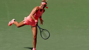 Victoria Azarenka saca ante Sloane Stephens durante las semifinales del Miami Open Presented by Itau en el Crandon Park Tennis Center de Key Biscayne, Florida.