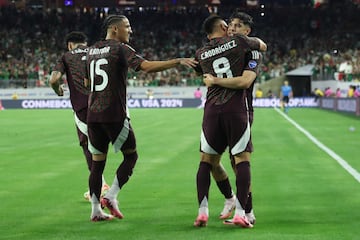 Jugadores de la Selección Mexicana festejan el gol de Gerardo Arteaga en contra de Jamaica.