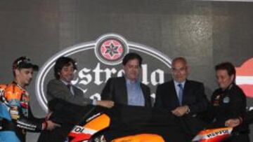 <b>DE ESTRENO. </b>Oliveira y Rins, en los extremos, con los patrocinadores.
