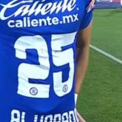 Jesús Corona salió con el jersey del 'Piojo' Alvarado en la ceremonia previa de la final