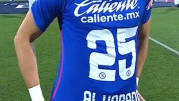 Jesús Corona salió con el jersey del 'Piojo' Alvarado en la ceremonia previa de la final